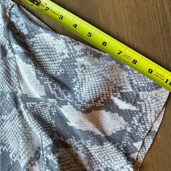 H&M light weight Viscose woven Cropped Drop Shoulder Button Up Shirt L - Picture 7 of 10